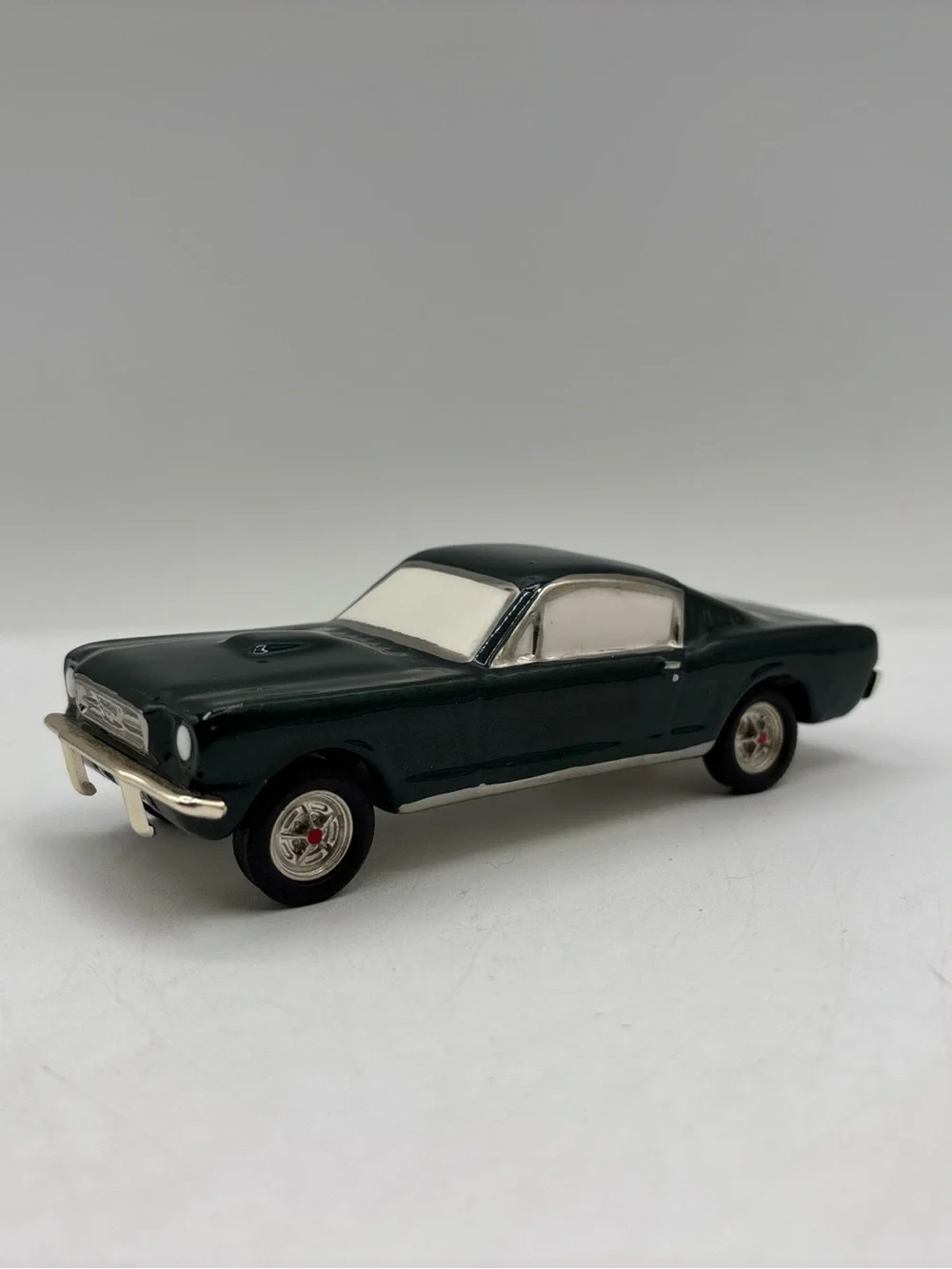 Dept 56 2004 Vintage SVCC 1965 Ford Mustang 2+ 2 Fastback Custom 56.55537 Retire